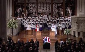 美國(guó)政界悼念麥凱恩,特朗普在打高爾夫