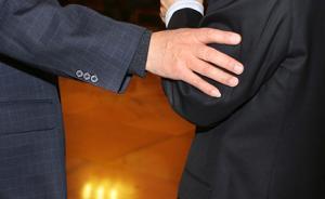 媒体梳理30余起贪官威胁他人事例：他们胆从何来？
