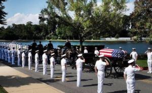 麥凱恩下葬一軍校墓地與老友墓相鄰，未入阿靈頓國(guó)家公墓 