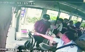 大連一男子公交車上狂飲白酒，司機(jī)“教科書式”處理令其下車