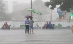 交通协管员暴雨中执勤收获温情：一人停车塞伞，一人撑伞陪站