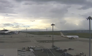 大阪關(guān)西機場被淹全程：近三千人滯留