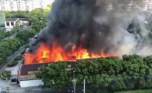 宁波一待拆迁房起火幸无人员伤亡，隔壁千年古刹七塔寺无恙