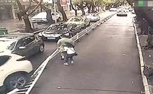 女司機載兒子去幼托，飛速倒車撞飛他人