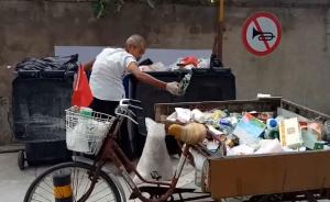 76岁老人夜晚捡废品：养活自己心不亏