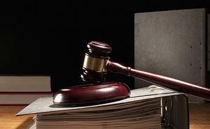 云南一看守所巡視人員受審：借手機給在押人員后3人策劃沖監(jiān)