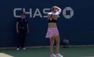 美網(wǎng)女選手球場內換衣被罰，性別歧視？