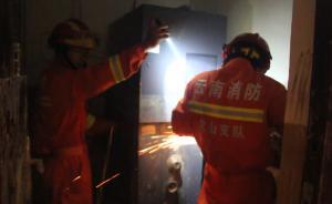 云南麻栗坡：消防官兵破拆受損取款機