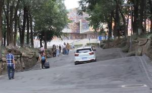 四川美院“波浪路”迎新，寓意崎嶇不平