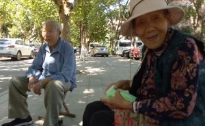 九旬夫婦送孫女報(bào)到：一手帶大，不放心