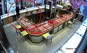 蒙面男持錘闖珠寶店，砸金柜搶首飾