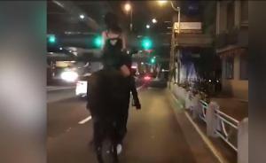 深夜，吊帶衫女子騎馬穿行上海市中心