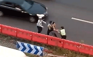 跟女友吵架喝醉，男子車流中撒潑打輔警