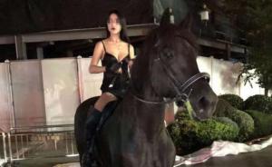 為博關(guān)注將馬從家中騎出，違法騎馬女子被上海警方處行政警告