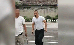 车队长挥杀猪刀让交警放车,被一招锁喉