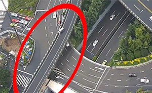 轉(zhuǎn)彎不減速車輛甩尾漂移,司機嚇到發(fā)抖