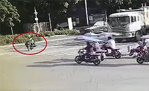 深圳泥头车撞向人群:系避让斜穿马路者