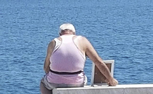 早安·世界｜感人！意大利70歲老爺子每天帶老伴遺像去看海