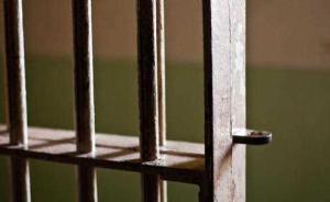 沈阳大妈被女儿领着泡温泉却在池边偷手机：因为自己丢过几次