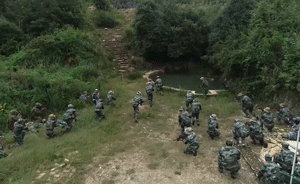 别人家军训：贵州高校“吃鸡”实战拉练