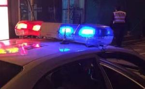 上海一男子因行車避讓糾紛打砸對方車輛擋風玻璃，已被刑拘