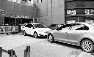 昆明一小區(qū)入住兩年開收停車費(fèi)，無車位業(yè)主嫌貴開車堵門