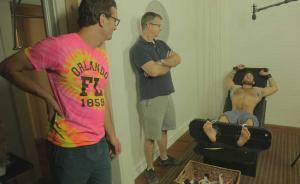 “撓癢視頻”背后的黑暗帝國，現實遠比戲劇更荒誕