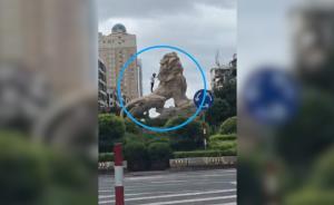 男子腳踩市標石獅還疑似小便，警方介入