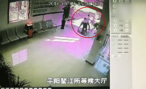 逃犯派出所辦業(yè)務(wù)，48歲女警飛撲摁倒