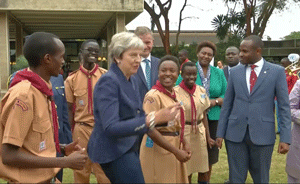 梅姨跳舞上癮了，到訪肯尼亞再現(xiàn)尬舞