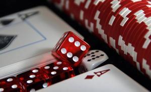 男子染上赌瘾无法自拔写三次遗书，父母卖车和房还债盼他回头