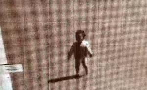 2歲幼童凌晨離家行走在馬路中間，幸被民警在監(jiān)控中發(fā)現(xiàn)獲救
