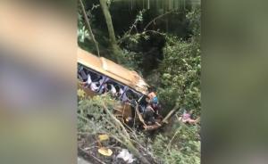樂山一旅游大巴超車后墜坡，2死9傷