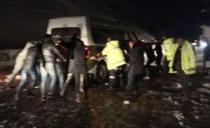 積雪二十厘米，6名民警通宵救援百輛車