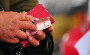 武汉老人欲取款10万用途不明被拦下，民警劝阻反遭拳脚相加