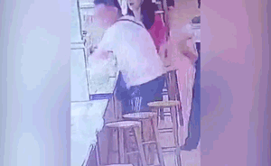 男子發(fā)飆掀翡翠攤，目擊者稱(chēng)值二三百萬(wàn)