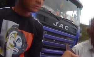交警扣留司機(jī)駕照后，自掏兩百資助路費(fèi)