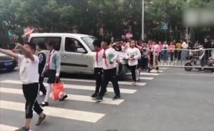 汽車校門口頂著孩子蹭路：司機(jī)已被找到