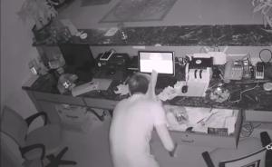 偷竊時發(fā)現(xiàn)被監(jiān)控拍，男子自帶荷葉擋臉