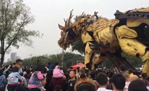 巨型“龍馬”亮相大明宮,游客紛紛拍照