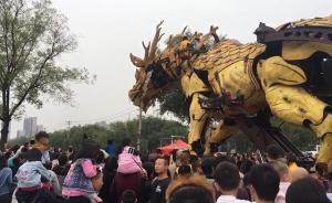 巨型“龍馬”亮相大明宮，游客紛紛拍照