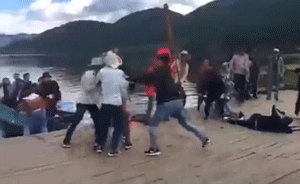 游客泸沽湖乱丢垃圾，村民劝阻引发互殴