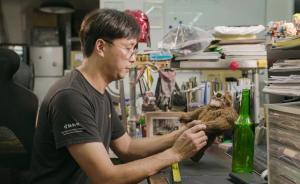 一个香港道具师，因假钞做得太逼真，被判入狱