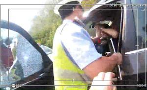 宝马长时间占用应急车道，交警警告后司机仍不配合被破窗制服