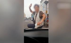 女子當(dāng)街?jǐn)r車要錢，“執(zhí)法車”也不放過
