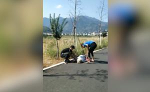 老人摔倒，3個(gè)00后少年邊扶邊拍視頻