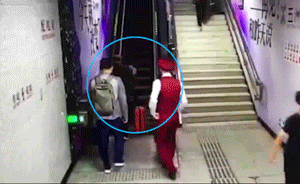 老人險摔倒男子幫扶：就找這樣的女婿