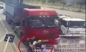 可怕！電動(dòng)車與大貨車搶行，一死兩傷