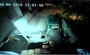 美国2名囚犯越狱：利用垃圾桶出逃