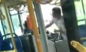 南寧電動車占用公交專用道被撞，車主竟拿拖鞋扇打公交車司機(jī)